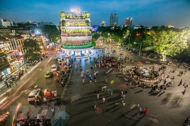 Phố đi bộ đoạn quảng trường Đông Kinh Nghĩa Thục rất đông người mỗi dịp cuối tuần. (Ảnh: Trọng Đạt/TTXVN)