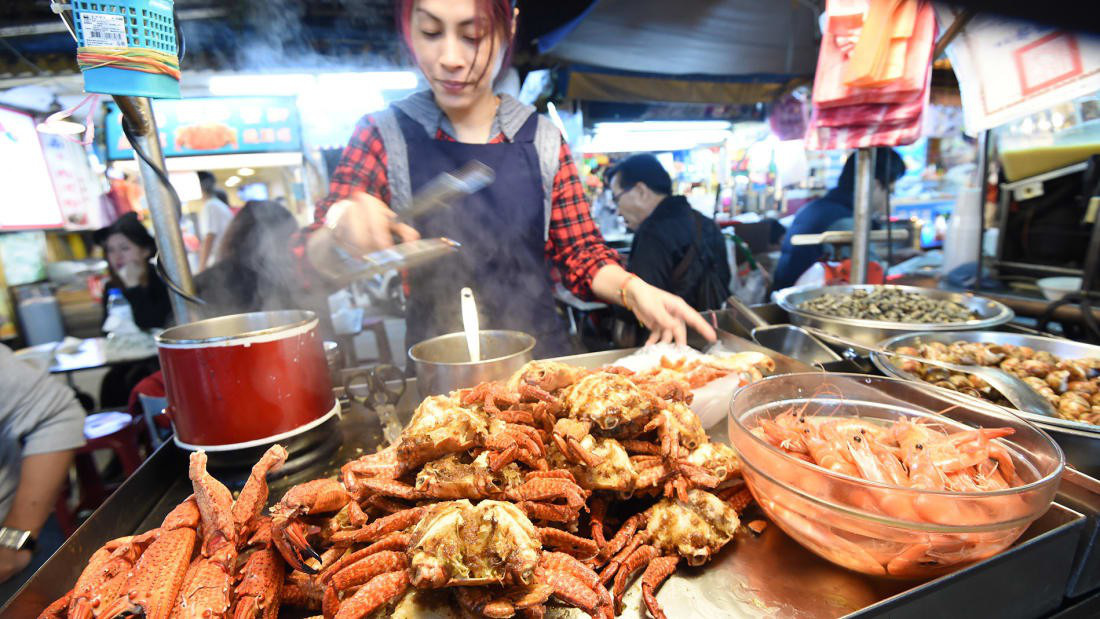 Ẩm thực ngày Tết tại chợ đêm Nhiêu Hà ở Đài Bắc, Đài Loan - Ảnh: CNN