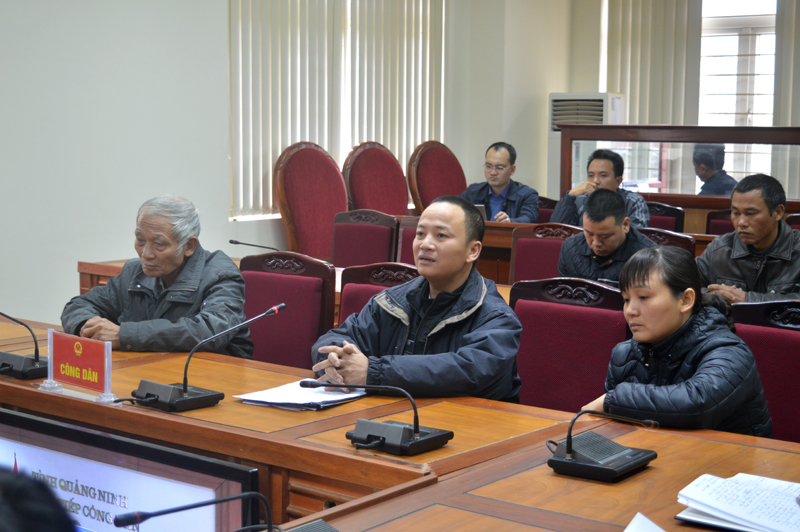 Đại diện 12 hộ dân thuộc tổ 4B, khu 1A, phường Hồng Hải, TP Hạ Long trình bày ý kiến với Hội đồng tiếp công dân. 