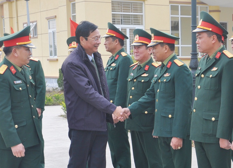 Đồng chí Nguyễn Văn Đọc, Bí thư Tỉnh ủy, Chủ tịch HĐND tỉnh thăm, chúc Tết cán bộ, chiến sỹ Trung đoàn 244.