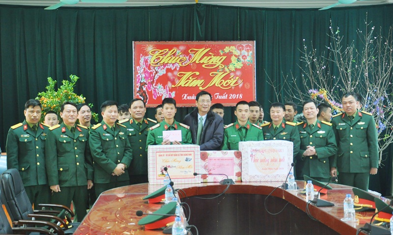 Bí thư Tỉnh ủy, Chủ tịch HĐND tỉnh Nguyễn Văn Đọc, chúc Tết cán bộ, chiến sỹ Trung đoàn 244.