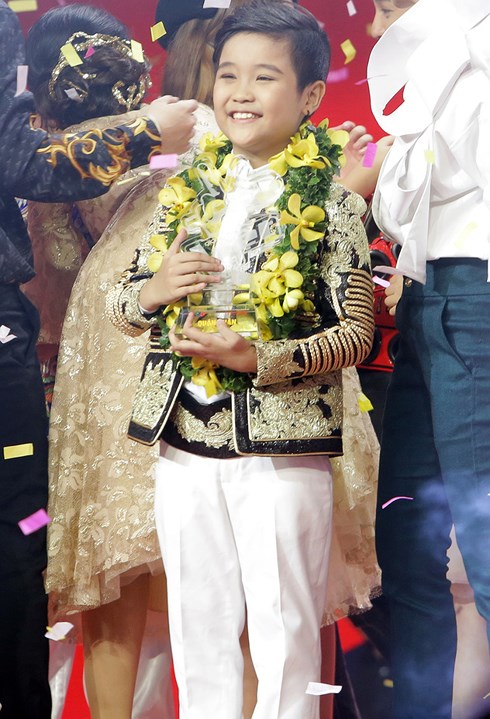 Trịnh Nhật Minh trong giây phút đăng quang ngôi vị Quán quân Giọng hát Việt nhí 2016.