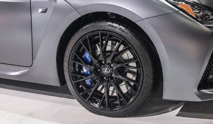 Bộ vành sơn đen bóng, cùng với bộ kẹp má phanh sở hữu màu xanh, tông màu đặc trưng dòng xe hiệu suất cao của Lexus.
