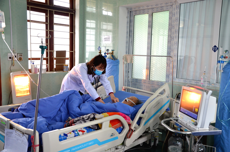 Nhân viên Y tế Trung tâm Y tế huyện Ba Chẽ chăm sóc bệnh nhân nặng đang điều trị tại Trung tâm  (Ảnh: Phương Thúy)