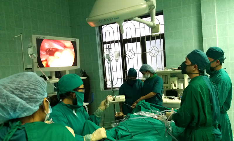    Một ca phẫu thuật nội soi ruột thừa do Trung tâm Y tế huyện Ba Chẽ triển khai thực hiện thành công năm 2017 (Ảnh: Trung tâm Y tế Ba Chẽ cung cấp)