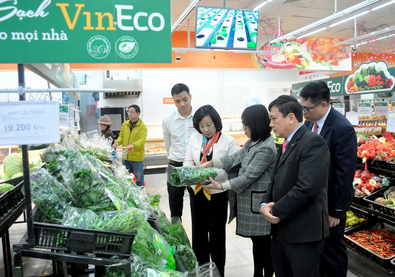 Các mặt hàng rau xanh của VinEco đang được bày bàn tại Siêu thị 