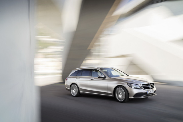 Mercedes-Benz không hề tiết lộ bất cứ thông tin nào về thông số kỹ thuật của C-Class 2019 nhưng khẳng định rằng ở thị trường châu Âu, bản faceflit sẽ có các phiên bản động cơ xăng, diesel và plug-in.