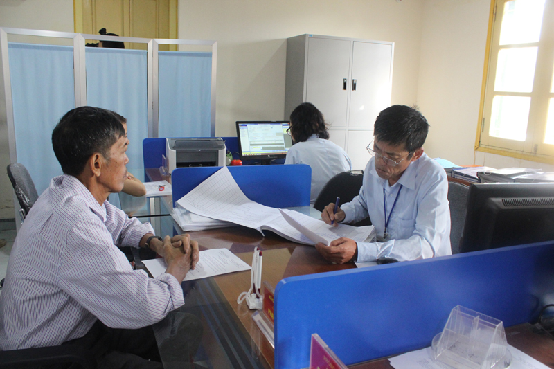 Cán bộ Trung tâm hành chính công thị xã Quảng Yên giải quyết thủ tục hành chính cho người dân
