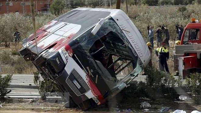 Chiếc xe tải bị lật tại hiện trường vụ tai nạn. (Nguồn: Al-Arabiya/TTXVN)