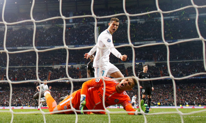  Ronaldo ghi bàn đầy may mắn giúp R.M đánh bại PSG. Ảnh: REUTERS