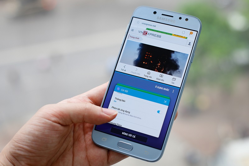 1. Samsung Galaxy J7 Pro  Kể từ khi có mặt ở Việt Nam hồi tháng 7, mẫu Android với giá bán gần 7 triệu đồng này liên tục dẫn đầu bảng xếp hạng smartphone bán chạy nhất của VnExpress. Không có thiết kế màn hình tràn viền mới mẻ như những đối thủ tới từ Trung Quốc, Galaxy J7 Pro ghi điểm với thiết kế vừa chắc chắn vừa cho cảm giác sử dụng thoải mái. Máy có vỏ kim loại nguyên khối, màn hình 5,5 inch Full HD và cảm biến vân tay một chạm ở phía trước.  Cấu hình không quá mạnh mẽ nhưng đủ dùng với hệ điều hành Android 7 và kế thừa tính năng từ smartphone cao cấp của Samsung, như camera có ống kính khẩu độ lớn, chế độ đa nhiệm chia đôi màn hình hay trợ lý ảo Bixby...  Giá: 6.990.000 đồng.