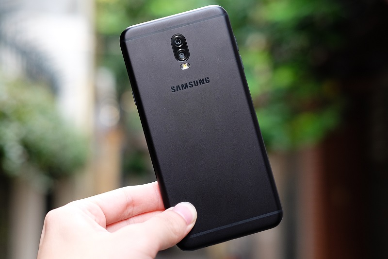 4. Samsung Galaxy J7 Plus   Galaxy J7+ có mức giá chưa bằng một nửa Galaxy Note8 nhưng lại kế thừa ít nhiều tính năng chụp ảnh thú vị từ đàn anh cao cấp. Đây cũng là smartphone thứ hai của Samsung sở hữu camera kép, sau Galaxy Note8 cao cấp. Với giá bán 8,69 triệu đồng, Galaxy J7+ có thể chụp ảnh chân dung với hiệu ứng xoá phông nhờ tính năng Live Focus.  Giá: 8.690.000 đồng.