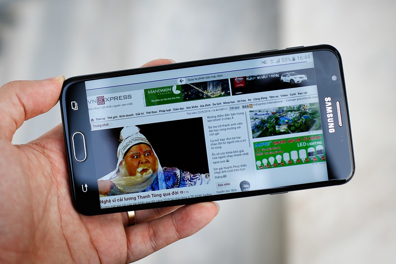 5. Samsung Galaxy J7 Prime   Dù ra mắt đã hơn một năm, sức tiêu thụ của Galaxy J7 Prime vẫn ổn. Trước khi J7 Pro thế hệ mới xuất hiện, Galaxy J7 Prime vẫn là smartphone bán chạy nhất tính từ đầu năm 2017. Cũng như model kế nhiệm, Galaxy J7 Prime được đánh giá cao về thiết kế thân thiện, quen thuộc với người dùng dù không nổi bật và quá bắt mắt. Máy được trang bị màn hình Full HD 5.5 inch, cảm biến vân tay một chạm và vỏ kim loại nguyên khối.  Giá: 5.490.000 đồng.