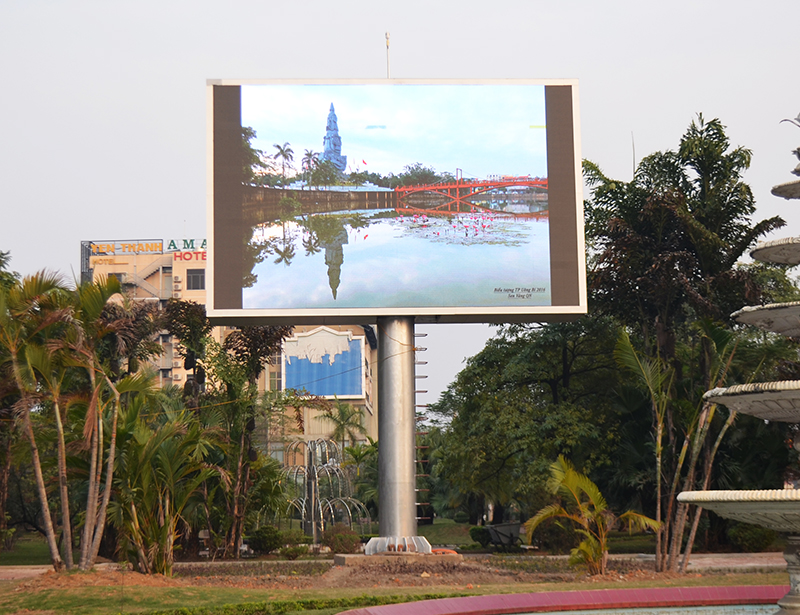 Màn hình led của thành phố Uông Bí rộng 36m2, được lắp đặt tại khu vực ngã ba phường Yên Thanh, kinh phí đầu tư từ nguồn ngân sách nhà nước và hỗ trợ của Công ty Sáng Tạo Việt