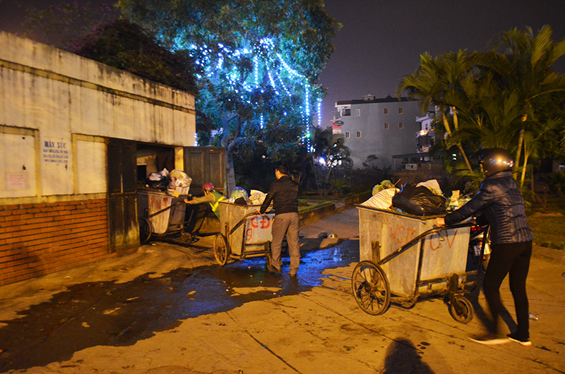 Các nhân viên Công ty CP đô thị và môi trường làm việc trong đêm để đảm bảo môi trường toàn thành phố được sạch sẽ 