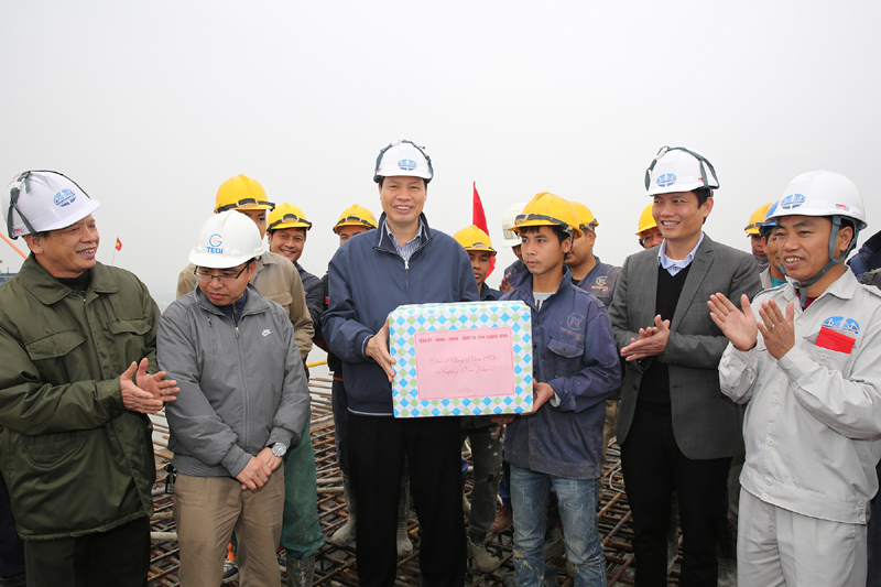 Chủ tịch UBND tỉnh Nguyễn Đức Long tặng quà công nhân thi công dự án Cầu Bạch Đằng.