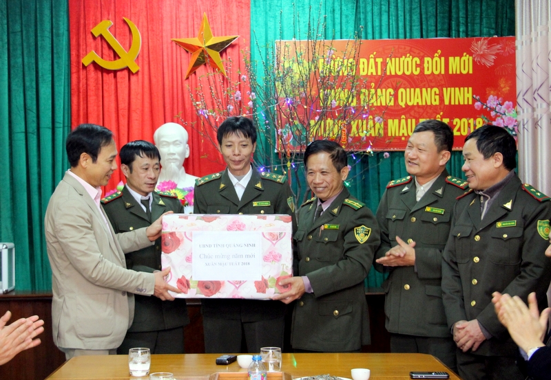 Đồng chí Phó Chủ tịch Thường trực UBND tỉnh tặng quà Tết cho tập thể cán bộ Hạt Kiểm lâm TP Cẩm Phả.