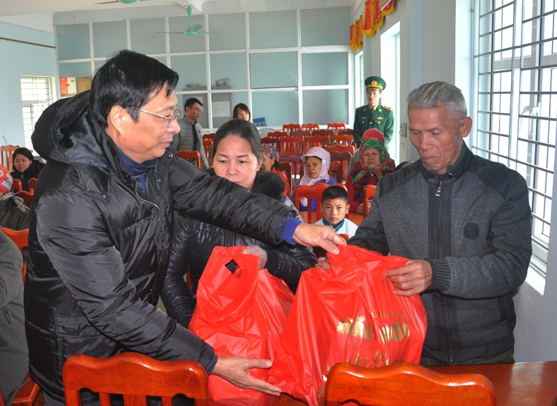 Bí thư Tỉnh ủy Nguyễn Văn Đọc thăm, tặng quà nhân dân huyện Bình Liêu.
