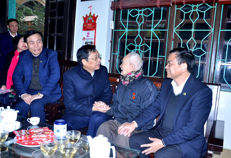 Đồng chí Bí thư Tỉnh ủy thăm đảng viên cao tuổi của TP Hạ Long.