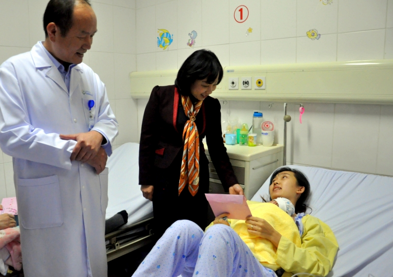 Đồng chí Vũ Thị Thu Thủy thăm hỏi bệnh nhân đang điều trị tại Bệnh viện Sản-Nhi Quảng Ninh.