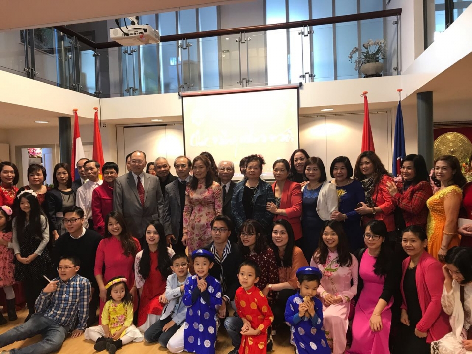 Đại sứ Ngô Thị Hoà và các cán bộ, nhân viên Đại sứ quán Việt Nam tại Hà Lan chụp ảnh lưu niệm cùng bà con kiều bào. (Nguồn: ĐSQ)