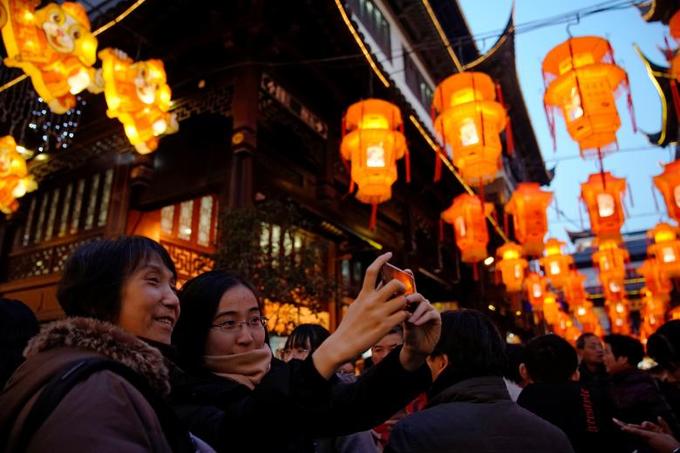 Người dân háo hứng chụp ảnh kỷ niệm dưới dàn đèn lồng rực sáng ở Thượng Hải.