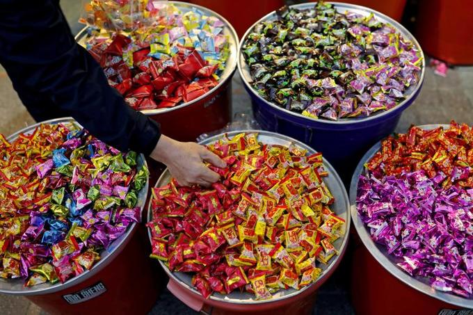 Người dân mua bánh kẹo theo cân tại chợ ở Đài Bắc, Đài Loan.