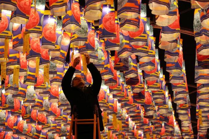 Một du khách treo lời nguyện ước lên chiếc đèn lồng trong một hội chợ đèn lồng trước Tết Nguyên đán ở Tây An, Thiểm Tây, Trung Quốc.
