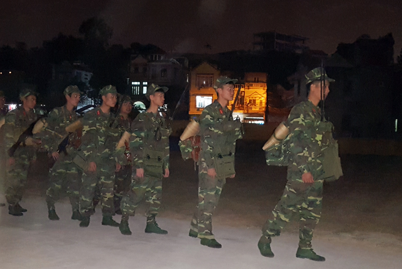 Đại đội Thông tin (Bộ CHQS tỉnh) hành quân tuần tra trong đêm giao thừa Tết Nguyên đán 2018. 