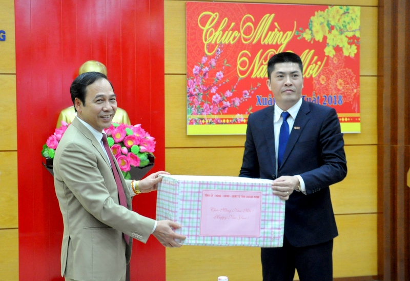 Thay mặt lãnh đạo tỉnh, đồng chí Đặng Huy Hậu tặng quà, chúc Tết tập thể Điện lực Hạ Long.