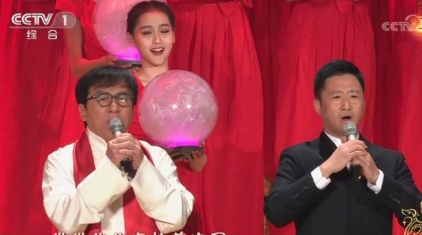 Diễn viên Jackie Chan biểu diễn một bài hát. Ảnh chụp màn hình: CCTV.