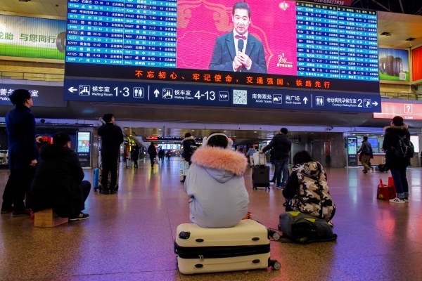 Người dân hôm nay xem chương trình gala chiếu trên màn hình tại ga tàu ở Bắc Kinh. Ảnh: Reuters. 
