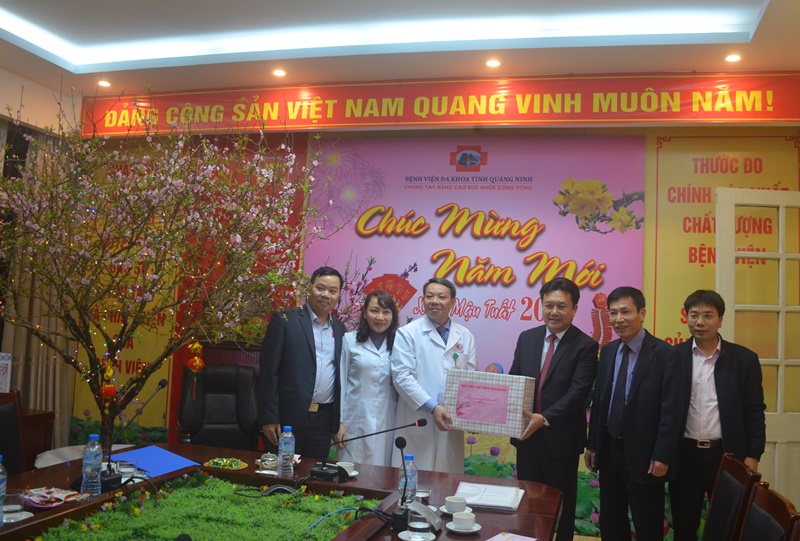 Phó Chủ tịch HĐND tỉnh Nguyễn Đức Thành cùng lãnh đạo Sở Y tế đã tới thăm, động viên, chúc Tết cán bộ y, bác sỹ, nhân viên Bệnh viện Đa khoa tỉnh