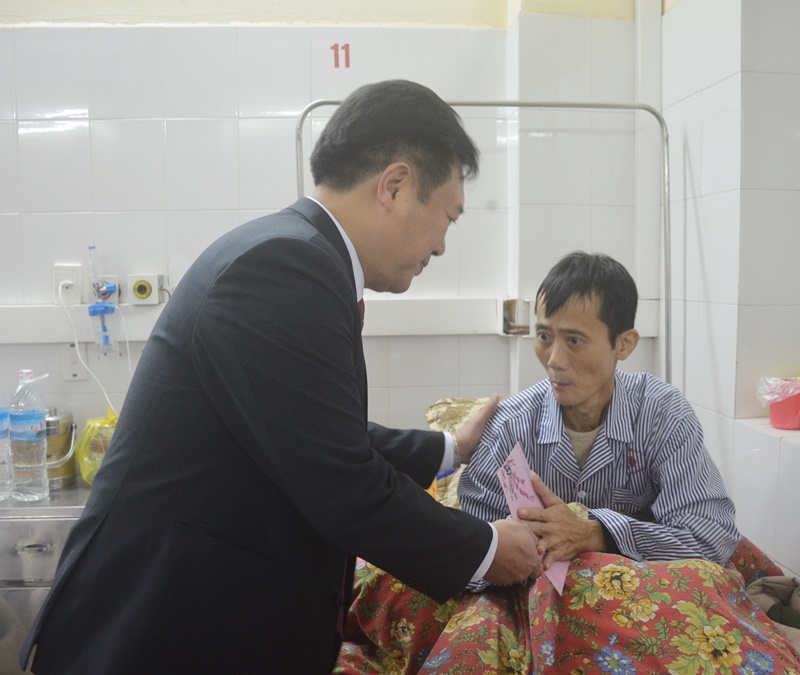 Đồng chí Nguyễn Đức Thành, Phó Chủ tịch HĐND tỉnh tặng quà Tết cho bệnh nhân đang điều trị nội trú tại Bệnh viện Đa khoa tỉnh