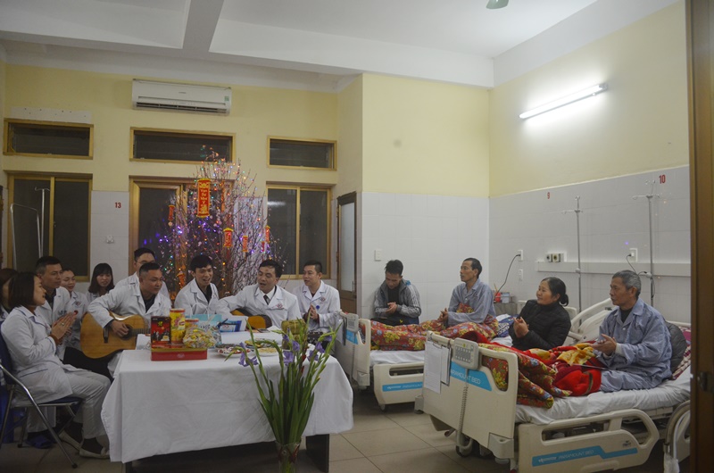Đặc biệt, trong đêm 30 tháng Chạp năm Đinh Dậu, Bệnh viện Đa khoa tỉnh đã tổ chức chương trình văn nghệ để cổ vũ tinh thần cho những bệnh nhân nặng đang điều trị nội trú tại Bệnh viện.