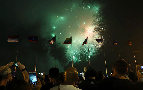 Pháo hoa nổ trên bầu trời quận 1, thành phố Hồ Chí Minh trong thời khắc giao thừa.