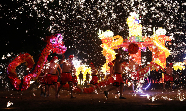 Đoàn múa rồng biểu diễn tại tỉnh Hà Nam, Trung Quốc. Ảnh: Reuters.