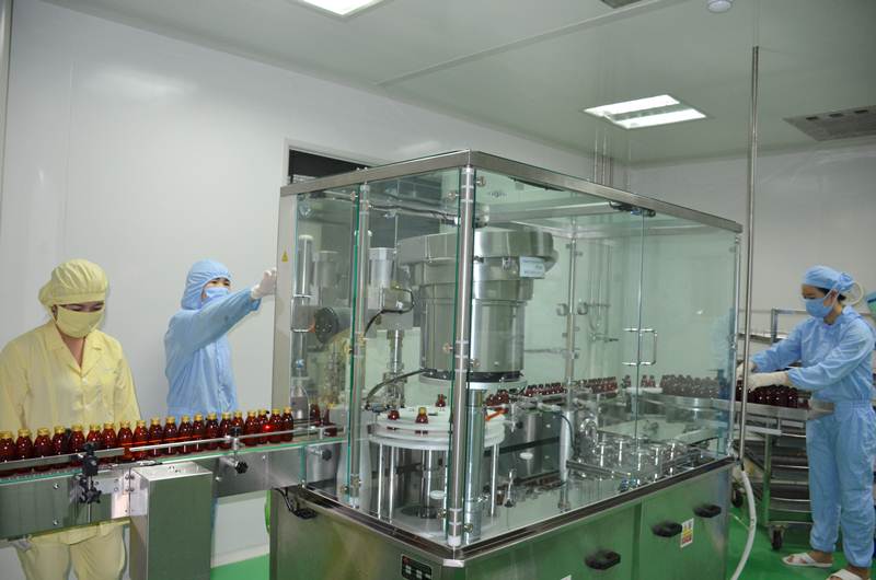 Công nhân Công ty CP Dược - Vật tư y tế Quảng Ninh thực hiện các quy trình sản xuất trong dây chuyền sản xuất thuốc lỏng.