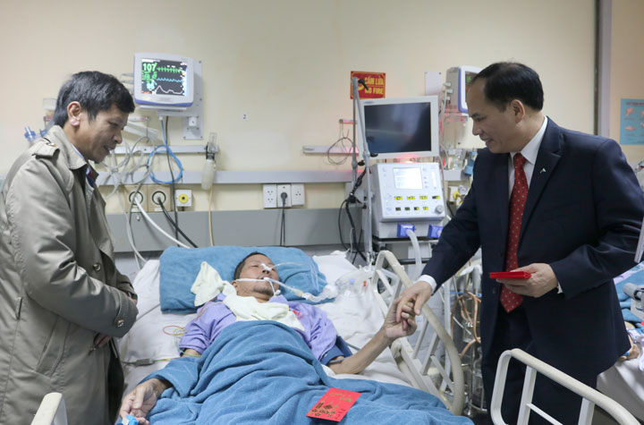 Lãnh đạo TP Uông Bí đến thăm bệnh nhân nặng đang điều trị tại Bệnh viện Việt Nam -Thụy Điển Uông Bí