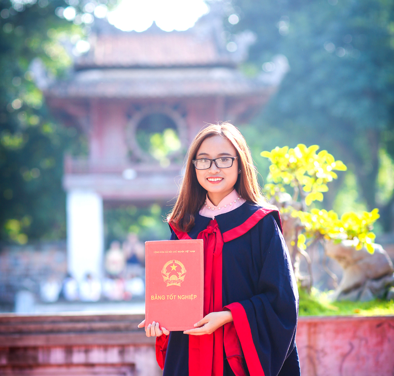 Vũ Thị Mai Anh trong ngày được nhận tấm bằng Đại học loại xuất sắc chuyên ngành Sư phạm Sinh học của Trường ĐH Sư phạm Hà Nội năm 2017 (Ảnh do nhân vật cung cấp)