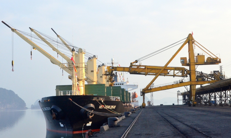Cảng Cẩm Phả đón những tấn than đầu tiên trong ngày Mùng 1 Tết. Ảnh: Lương Giang