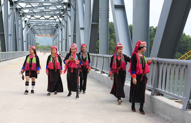 Người dân xã Tiên Lãng vui mừng đi trên cây cầu Đồng Châu, xã Tiên Lãng mới.