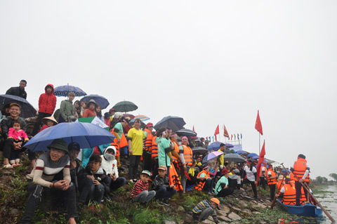 Lễ hội đua thuyền truyền thống lần thứ XIII-2018 của xã Đồng Rui đã thu hút đông đảo người dân đến tham gia, theo dõi, cổ vũ 