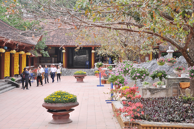 Khu vực sân ga cáp treo Yên Tử được trang hoàng rực rỡ, chào đón du khách trong mùa hội xuân.