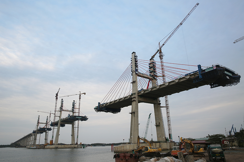 Cầu Bạch Đằng đang được đẩy nhanh tiến độ thi công để hợp long trước ngày 30/4/2018 và hoàn thành các hạng mục còn lại trong 2 tháng tiếp theo.