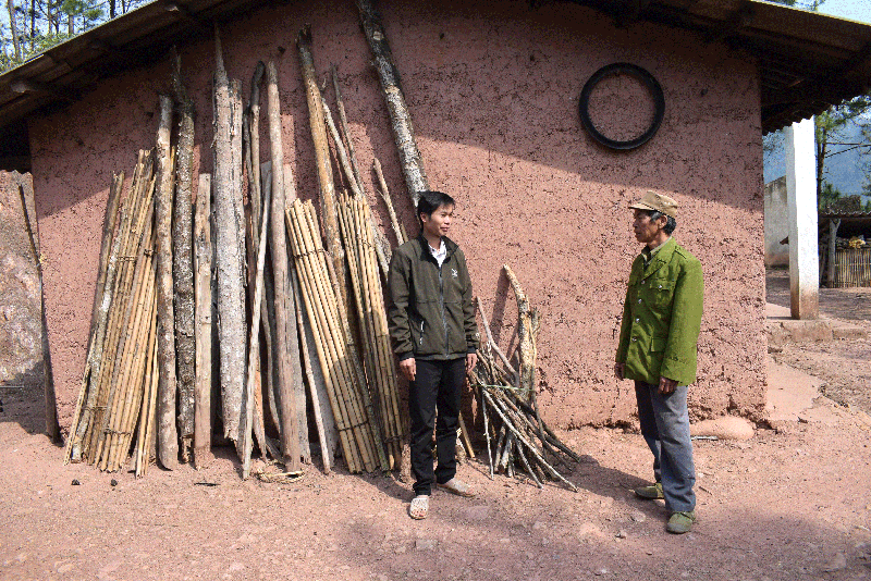 CCB Phùn Dẩu Coóng (bên trái) trong một buổi đến thăm đời sống người dân khu giãn dân biên giới Co Tăng