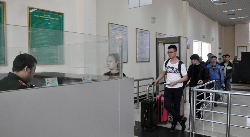 Khách du lịch làm thủ tục làm thủ tục XNC tại Cửa khẩu Quốc tế Móng Cái trong ngày 20/2.