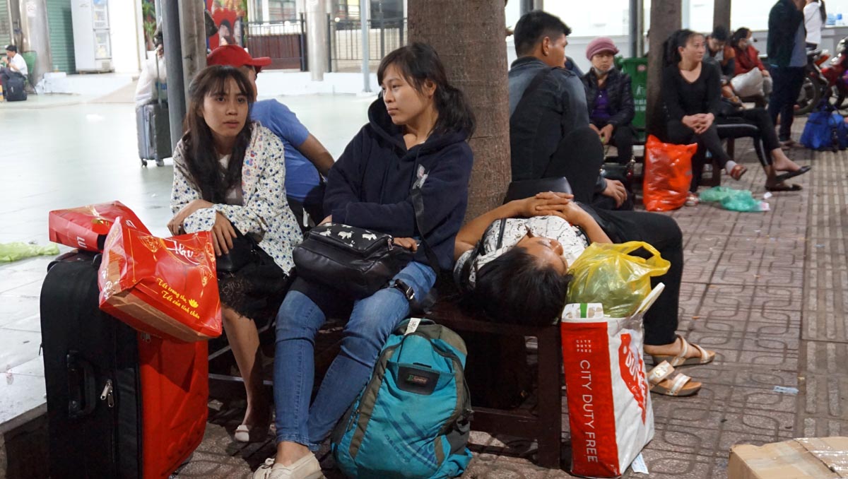 Chị Lê Thúy Hiền (25 tuổi, quê Phú Yên, ngồi bên trái) cho biết, xe từ Phú Yên vào bến xe Miền Đông lúc 1h sáng và phải ngồi chờ xe buýt tuyến 95 để về nhà trọ ở khu công nghiệp Tân Bình. 