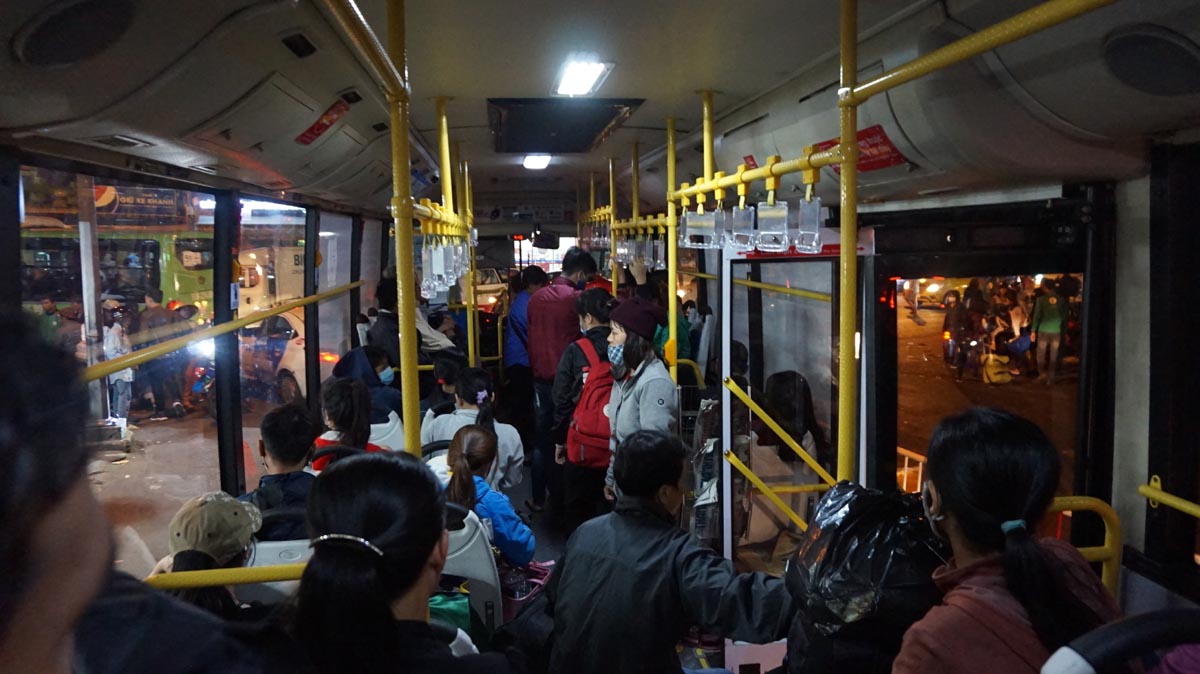 Bên trong xe buýt chật cứng hành khách, hành lý. Các ghế ngồi không còn chỗ trống nên rất nhiều hành khách phải đứng. 