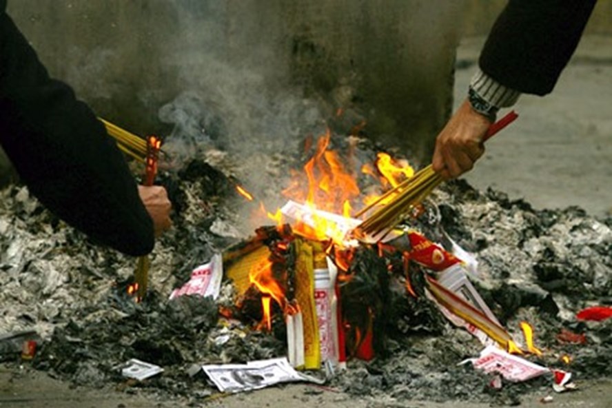 Nhiều người đi lễ chùa có quan niệm phải đốt nhiều vàng mã, điều này có thực sự đúng?